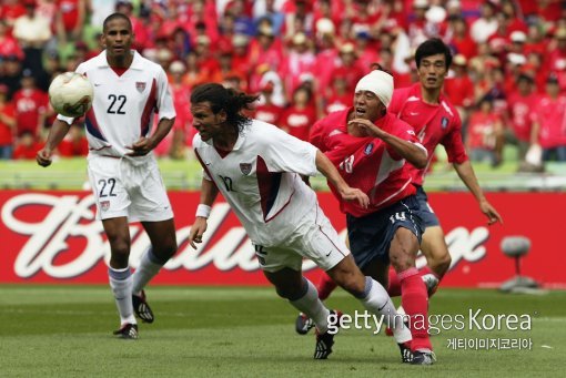 2002한일 월드컵에서 머리에 붕대를 감은 채 그라운드를 누빈 황선홍(오른쪽에서 두 번째)의 모습은 축구팬들의 뇌리에 아직까지 남아 있다. 이제는 운동 손상 후 치료와 체계적인 재활이 필수인 시대다. 사진=게티이미지코리아