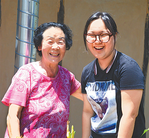 영주여고 2학년 김혜원 양(오른쪽)이 자서전 주인공인 임인례 할머니와의 인터뷰 도중 활짝 웃고 있다. 영주여고 제공