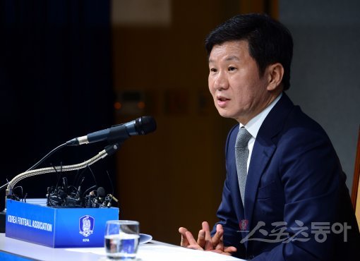 19일 서울 신문로 축구회관에서 대한축구협회 정몽규 회장이 일련의 사태에 대해 입장을 표명했다. 정몽규 회장이 기자들의 질문에 답하고 있다. 김민성 기자 marineboy@donga.com