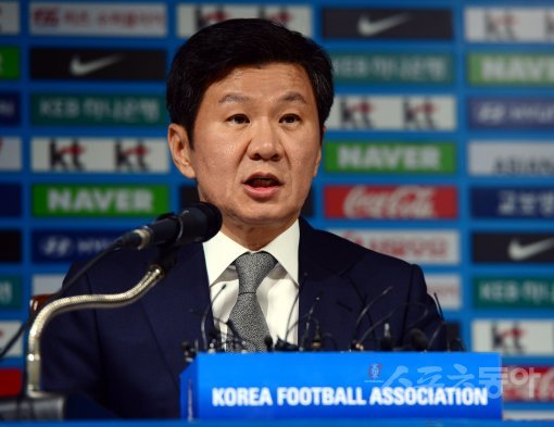 19일 서울 신문로 축구회관에서 대한축구협회 정몽규 회장이 일련의 사태에 대해 입장을 표명했다. 정몽규 회장이 기자들의 질문에 답하고 있다. 김민성 기자 marineboy@donga.com