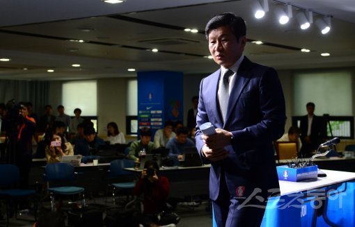 19일 서울 신문로 축구회관에서 대한축구협회 정몽규 회장이 일련의 사태에 대해 입장을 표명했다. 정몽규 회장이 기자회견장을 빠져나가고 있다. 김민성 기자 marineboy@donga.com