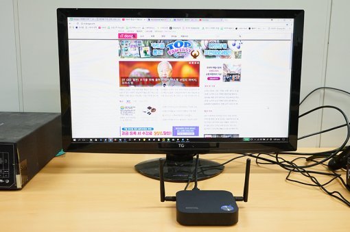 벤큐 인스타쇼 WDC10에 연결한 노트북을 활용해 작업을 진행하는 모습.(출처=IT동아)