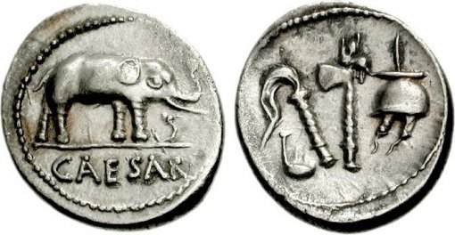 카이사르 가문이 왜 가문명을 그렇게 정했는지는 카이사르가 살아있던 때에도 여러 가설이 있었습니다. 단, 카이사르 본인은 기원전 
264년에서 기원전 146년 사이에 로마와 카르타고가 맞붙은 ‘포에니 전쟁’에서 자기 조상이 코끼리(카르타고어로 
카이사이·caesai) 부대를 물리쳐 이런 별명을 얻게 됐다는 이야기를 좋아했습니다. 그래서 이렇게 코끼리가 들어간 동전을 찍기도
 했습니다.