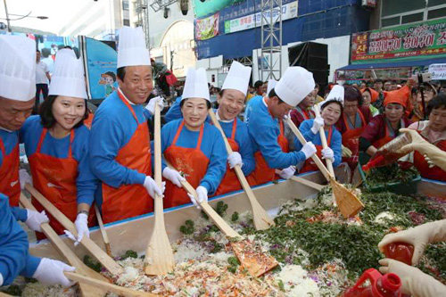 지난해 열린 부산자갈치축제에 참석한 시민들이 2600인분 회비빔밥 만들기 행사를 하고 있다. 부산 중구 제공