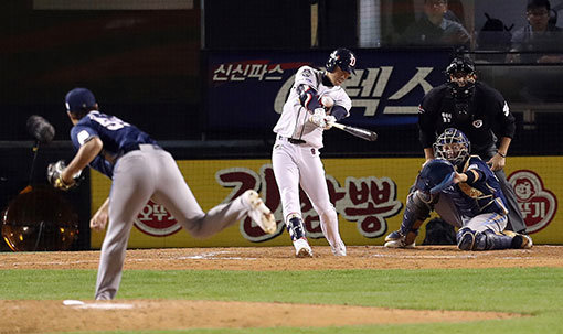 18일 오후 서울 잠실야구장에서 열린 ‘2017 프로야구’ 두산 베어스와 NC 다이노스 플레이오프 2차전 8회말 1사 만루에서 두산 조수행이 2타점 2루타를 치고 있다. 사진제공｜스포츠코리아