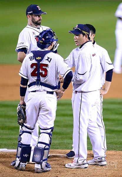 17일 서울 잠실야구장에서 ‘2017 타이어뱅크 KBO리그‘ 포스트시즌 플레이오프 1차전 NC 다이노스와 두산베어스 경기가 열렸다. 5회초 두산 한용덕 코치가 마운드에 올라 니퍼트와 양의지에게 무언가를 이야기하고 있다. 잠실 | 김종원 기자 won@donga.com