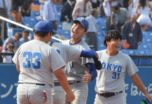 호세이대학와의 경기에서 승점을 딴 뒤 기뻐하는 도쿄대 야구부. 아사히신문 제공