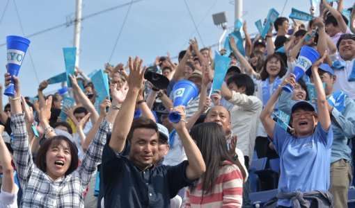 도쿄대를 응원하는 관중들이 환호하고 있다. 아사히신문 제공