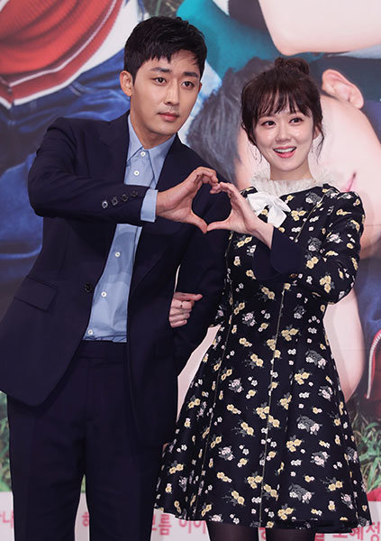 배우 손호준, 장나라가 12일 오전 서울 강남구 논현동 임피리얼 팰리스호텔에서 열린 드라마 KBS 예능드라마 `고백부부` 제작발표회에 참석해 포토타임을 갖고 있다. 사진제공｜스포츠코리아