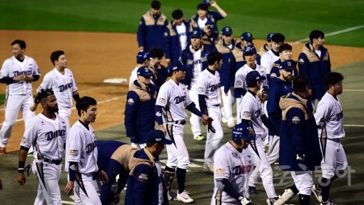 20일 창원 마산야구장에서 ‘2017 타이어뱅크 KBO리그’ 두산 베어스와 NC 다이노스의 플레이오프 3차전 경기가 열렸다. 3-14로 두산에 패한 NC 선수들이 경기장을 빠져나가고 있다. 마산 | 김민성 기자 marineboy@donga.com