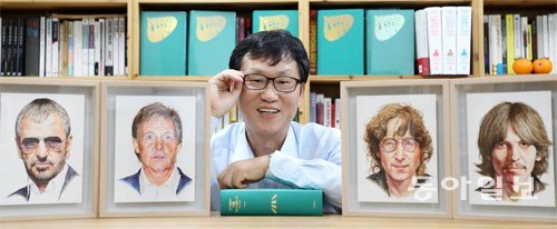17일 오후 서울 마포구의 출판사에서 만난 비틀스 전곡 해설집 ‘어크로스 더 유니버스’ 저자 한경식 씨. 책과 비틀스 초상화에 둘러싸인 그가 아이처럼 웃었다. 전영한 기자 scoopjyh@donga.com