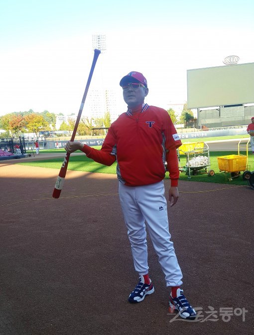 KIA 김기태 감독(왼쪽)이 22일 광주-기아챔피언스필드에서 선수단 훈련에 앞서 그라운드에 나와 뭔가를 생각하고 있다. 광주 | 이재국 기자 keystone@donga.com