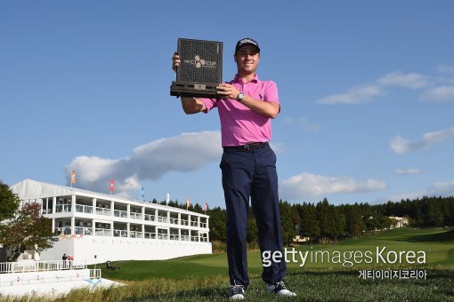 PGA 투어 역사상 국내에서 최초로 열린 정규대회 CJ컵@나인브릿지가 22일 막을 내렸다. 영광의 첫 페이지에 이름을 새긴 주인공은 ‘200억원의 사나이’ 저스틴 토마스였다. 최종라운드 2차 연장 끝에 우승을 차지하고 초대 트로피를 품에 안았다. 사진=게티이미지코리아