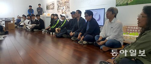 고교생을 위한 공동 건축전을 연 중견 건축가들이 학생들의 질문을 듣고 있다. 오른쪽부터 임형남, 정영섭, 김희준, 임상진 건축가. 지명훈 기자 mhjee@donga.com