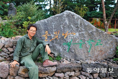 제주 돌담이 새롭게 조명을 받으면서 전통 돌담 쌓기를 계승해 온 조환진 씨도 부쩍 바빠졌다. 그는 본인의 돌집 등을 직접 지으면서 반듯함, 자연스러움, 튼튼함 등 돌담 쌓기에 필요한 부분을 익혔다고 한다. 임재영 기자 jy788@donga.com