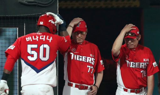 버나디나의 세리머니를 따라하는 김기태 감독(가운데). 사진제공｜KIA 타이거즈