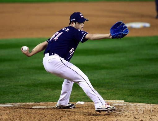 20일 창원 마산야구장에서 ‘2017 타이어뱅크 KBO리그’ 두산 베어스와 NC 다이노스의 플레이오프 3차전 경기가 열렸다. 4회말 무사 1루에서 두산 함덕주가 교체되어 볼을 던지고 있다. 마산 | 김민성 기자 marineboy@donga.com