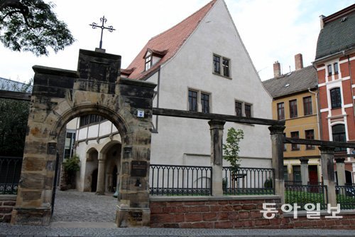 독일 아이슬레벤에 있는 마르틴 루터의 생가. 다섯 형제자매 가운데 첫째였던 루터는 1483년 11월 10일에 태어났다. 아이슬레벤·보름스=정양환 기자 ray@donga.com