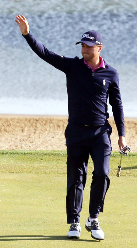 저스틴 토머스가 22일 제주 서귀포시 나인브릿지골프장에서 열린 미국프로골프(PGA)투어 CJ컵에서 우승을 확정한 뒤 갤러리들에게 손을 흔들고 있다. 민골프 제공·서귀포=뉴스1