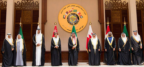 걸프협력회의(GCC)는 한때 회원국 간에 긴밀한 협력이 이루어지는 경제협력체제였지만 최근 카타르 단교 사태를 계기로 균열이 심해지고 있다. 지난해 바레인에서 열린 제37차 GCC 정상회의에서 기념촬영을 하고 있는 정상들. 사진 출처 사우디프레스에이전시