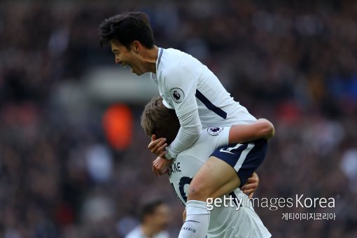 토트넘 손흥민이 2017∼2018시즌 EPL 첫 골을 터뜨렸다. 23일(한국시간) 리버풀과의 홈경기에서 공격수로 출전해 결승골을 올렸다. 이젠 태극마크를 달고 시원한 골 세리머니를 펼칠 일만 남았다. 1호골 직후 어시스트를 한 해리 케인에게 안겨 기뻐하는 손흥민(위). 사진=게티이미지코리아