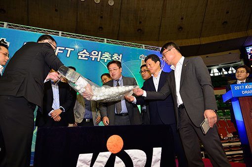 23일 잠실학생체육관에서 열린 ‘2017 국내 신인선수 드래프트 구단 순위추첨’에서 웃은 팀은 kt였다. 1라운드 1순위와 2순위 선발권을 동시에 거머쥐고 최고기량의 신인 2명을 확보하는 행운을 잡았다. 행사에 앞서 추첨구슬을 확인하고 있는 KBL 10개 구단 사무국장들. 사진제공 ｜ KBL