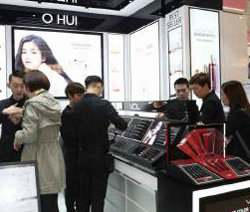 22일 중국 항저우 우린인타이 백화점에 입점한 오휘·VDL 통합매장에서 고객들이 제품을 발라보고 있다. LG생활건강 제공
