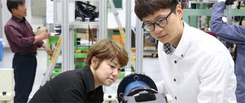 23일 대구 북구 한국로봇산업진흥원에 있는 월성티엠피 직원들이 장비 성능을 점검하고 있다. 이 회사는 사람이 직접 닿으면 위험한 방사성 물질을 다루는 원격조정 로봇 전문제조업체다. 대구시 제공