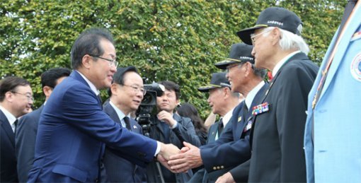 참전용사와 악수 미국을 방문한 자유한국당 홍준표 대표(왼쪽)가 워싱턴 6·25전쟁 참전용사 기념비 
앞에서 참전용사와 악수하고 있다. 한반도 전술핵 재배치를 미국 조야에 요구하겠다며 떠난 홍 대표는 방미 기간에 폴 라이언 
하원의장과 코리 가드너 상원 외교위 동아시아태평양소위원장 등을 만난다. 자유한국당 제공