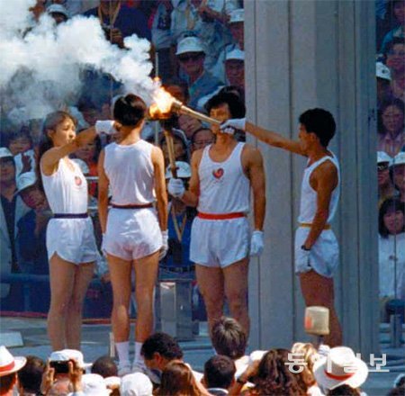 1988년 9월 17일 서울 올림픽 개막식 당시 최종 점화자 정선만, 손미정, 김원탁이 마지막 주자 임춘애(왼쪽에서 두 번째)에게서 성화를 전달받는 모습. 동아일보DB
