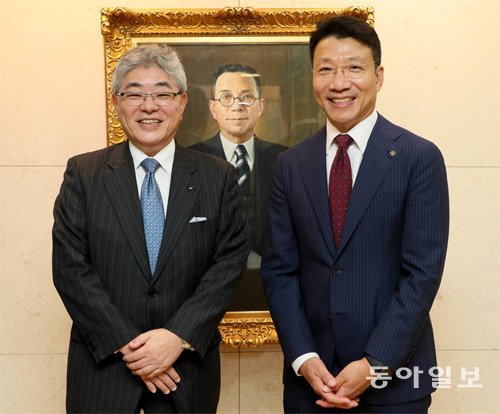 24일 서울 종로구 동아일보사를 방문한 와타나베 마사타카 일본 아사히신문 사장(왼쪽)이 동아일보 설립자 인촌 김성수 선생 초상화 앞에서 김재호
동아일보-채널A 사장과 기념촬영을 하고 있다. 박영대 기자 sannae@donga.com