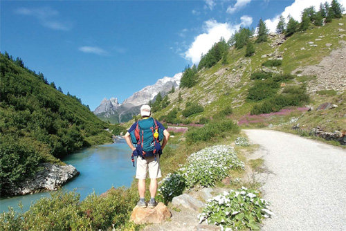 몽블랑 트레킹 도중 몽블랑 남쪽 기슭의 이탈리아 산악도시 쿠르마이예에서 프랑스와의 국경 센느 고개 방향으로 걷다 만난 장관. 저절로 발길이 멈춰졌다.