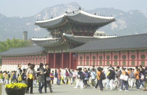 복원된 경복궁 흥례문. 경복궁 복원사업 중에서도 가장 상징적인 작업으로 꼽혔다. 동아일보DB