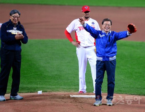 25일 광주-기아 챔피언스 필드에서 ‘2017 타이어뱅크 KBO리그‘ 포스트시즌 한국시리즈 1차전 두산베어스와 KIA타이거즈 경기가 열렸다. 경기 전 문재인 대통령이 시구를 하고 있다. 광주 | 김종원 기자 won@donga.com