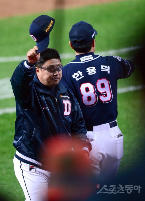 25일 광주-기아 챔피언스 필드에서 ‘2017 타이어뱅크 KBO리그’ 포스트시즌 한국시리즈 1차전 두산베어스와 KIA타이거즈 경기가 열렸다. 5-3 승리를 거둔 후 두산 김태형 감독이 팬들에게 인사하고 있다. 광주 | 김종원 기자 won@donga.com