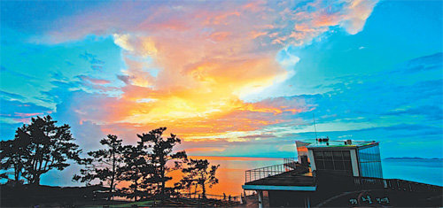 영광 백수해안도로 노을전시관에서 바라본 노을. 끝없이 펼쳐지는 지평선을 따라 서해 칠산 바다 너머로 타오르는 노을이 장관이다. 영광군 제공