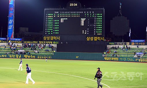 2013년 10월 25일 대구구장에서 벌어진 두산-삼성의 한국시리즈(KS) 2차전은 장장 5시간32분이 걸렸다. 역대 KS 최장시간 경기다. 연장 13회 두산의 5-1 승리를 알리는 전광판의 숫자가 선명하다. 시간은 밤 11시34분을 가리키고 있다. 스포츠동아DB