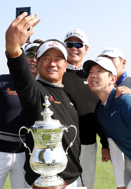 자신이 주최하는 KPGA투어 현대해상 최경주 인비테이셔널에 선수로도 출전한 최경주(가운데)가 대회 개막 하루 전인 25일 경남 김해 정산CC에서 노승열(오른쪽) 최진호(왼쪽) 등 후배 선수들과 셀카 사진을 찍고 있다. KPGA 제공