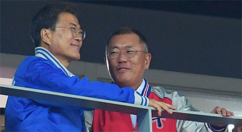 정의선 부회장과 담소 문재인 대통령(왼쪽)이 25일 KIA와 두산의 한국시리즈 1차전 시구를 한 뒤 정의선 현대자동차 부회장과 경기를 보며 담소를 나누고 있다. 광주시 제공