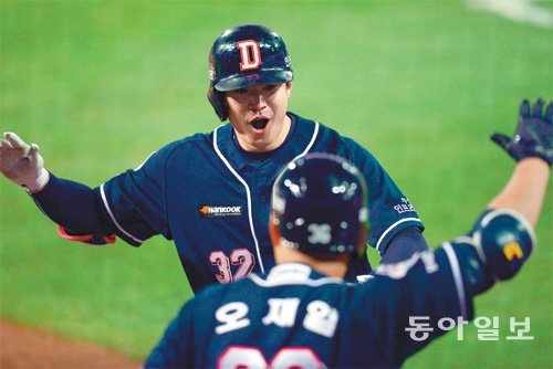 플레이오프에서 괴력을 뽐냈던 두산의 거포 김재환(위)과 오재일이 한국시리즈 1차전에서도 나란히 홈런포를 가동하며 팀 승리를 이끌었다. 김재환이 5회초 2-0으로 앞선 1사 1루에서 우측 담장을 넘기는 2점 홈런을 터뜨린 뒤 오재일과 하이파이브를 하고 있다. 광주=김종원 스포츠동아 기자 won@donga.com