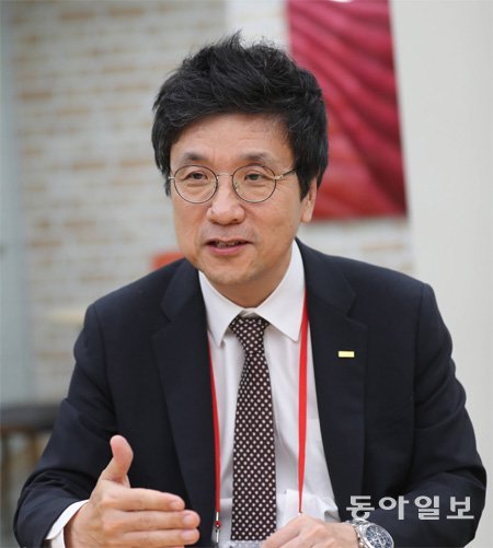 서교일 순천향대 총장은 19일 본보 인터뷰에서 4차 산업혁명에 대비한 대학 혁신에 대해 “학생 스스로 목표를 세우고 이를 성취하기 위해 필요한 공부를 할 수 있도록 대학이 지원해야 한다”고 말했다. 아산=안철민 기자 acm08@donga.com