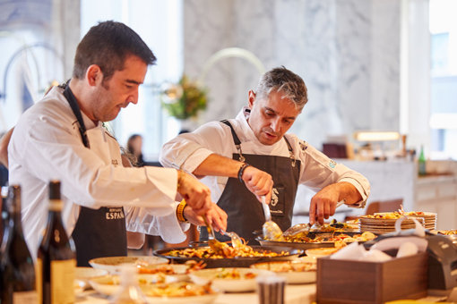 스페인 팝업 레스토랑을 위한 플레이팅을 하고 있는 타파스 마스터 베니그노  쿠소(왼쪽)과 파에야 마스터 산티 알뮈나. 사진제공｜포시즌스호텔서울