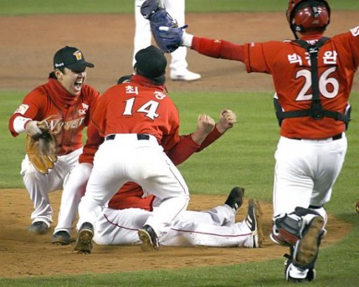 지난 2008년 한국시리즈에서 1차전을 내주고도 4승1패로 우승을 차지한 SK 와이번스. 사진제공｜SK 와이번스