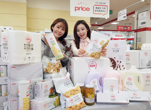 롯데마트가 ‘최적가’를 승부수로 내건 ‘온리프라이스’를 통해 이마트 ‘피코크’와 ‘노브랜드’의 아성에 도전한다. 사진제공 l 롯데마트