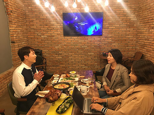 조성모가 본지 이정연(오른쪽), 이해리 기자와 이야기를 나누고 있다.