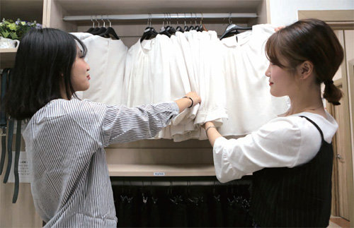 강원대학교에 설치된 ‘상상옷장’에서 대학생들이 면접용 의상을 입어보고 있는 모습