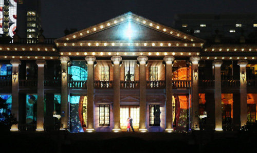 3년 전 복원을 마친 서울 덕수궁 석조전을 배경으로 지난해 5월 조명을 이용한 미디어 파사드 공연이 펼쳐지고 있다.