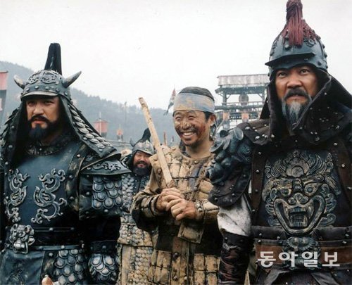 백제, 신라군이 각각 진한 사투리를 쓴 것으로 묘사된 영화 ‘황산벌’(2003년). 왼쪽부터 계백장군(박중훈), ‘거시기’(이문식), 김유신 장군(정진영). 동아일보DB