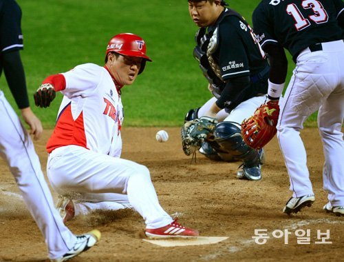 KIA 김주찬(왼쪽)이 0-0이던 8회말 1사 1, 3루에서 나지완의 3루 땅볼 때 재치 있는 주루 플레이로 결승점을 올리고 있다. 두산 포수 양의지가 1루 주자 최형우를 3루에서 먼저 아웃시키려고 공을 던져 생긴 빈틈을 놓치지 않았다. 광주=김종원 스포츠동아 기자 won@donga.com