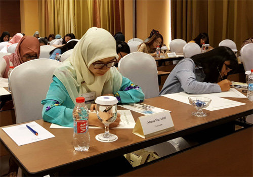 25일 인도네시아 반둥에서 열린 성균한글백일장참가 학생들이 주제에 맞게 한국어로 글짓기를 하고 있다. 성균관대 제공